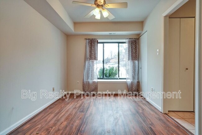 Building Photo - 704 Stonybrook Dr