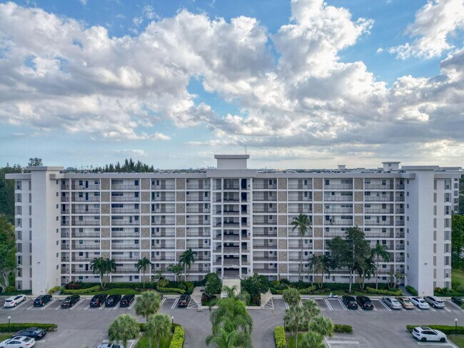 Building Photo - 3200 N Palm Aire Dr
