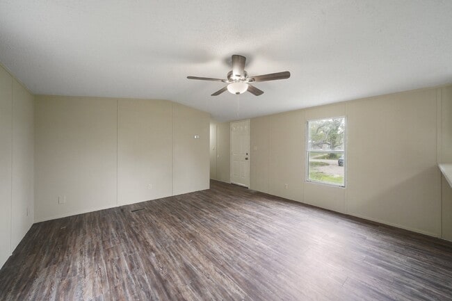 Building Photo - Charming 3-Bed, 2-Bath Retreat on Country Oaks Street, Brazoria!