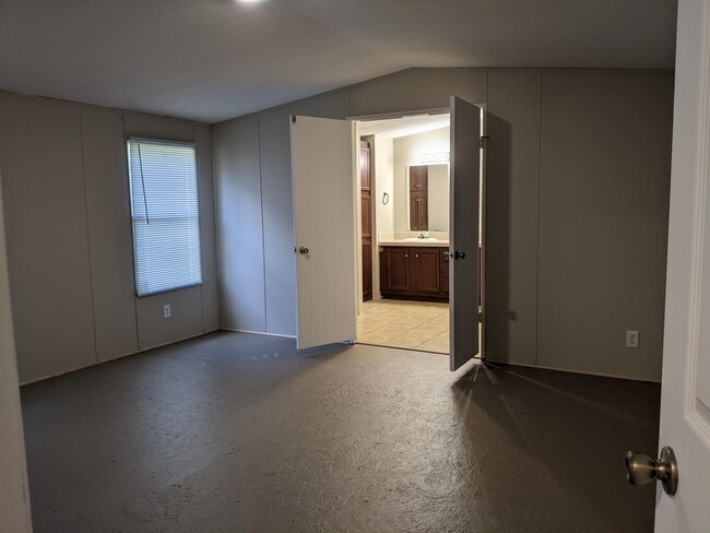 Building Photo - 415 Green Oak Rd