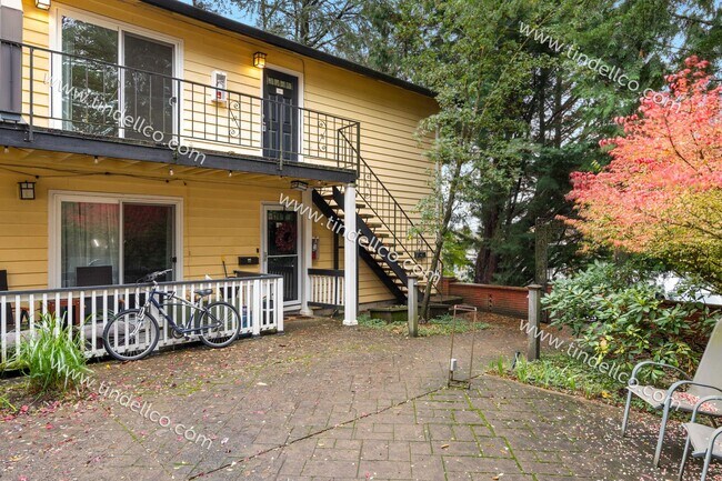 Building Photo - Charming Upstairs 2BD/1BA in the Heart of Multnomah Village- Water, Sewer & Garbage Included!