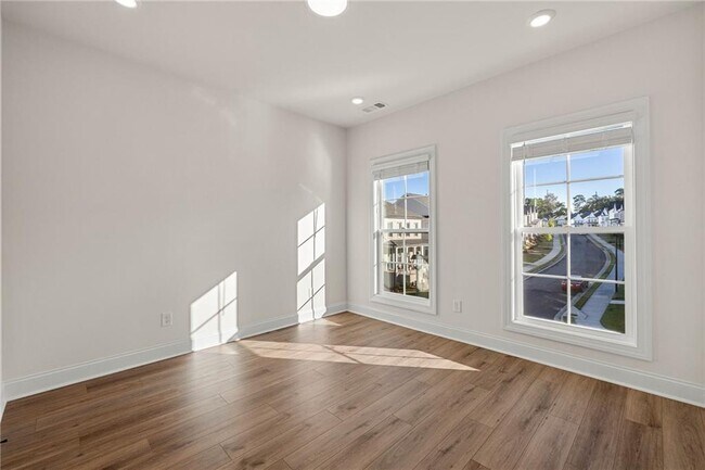 Building Photo - 167 Basil St
