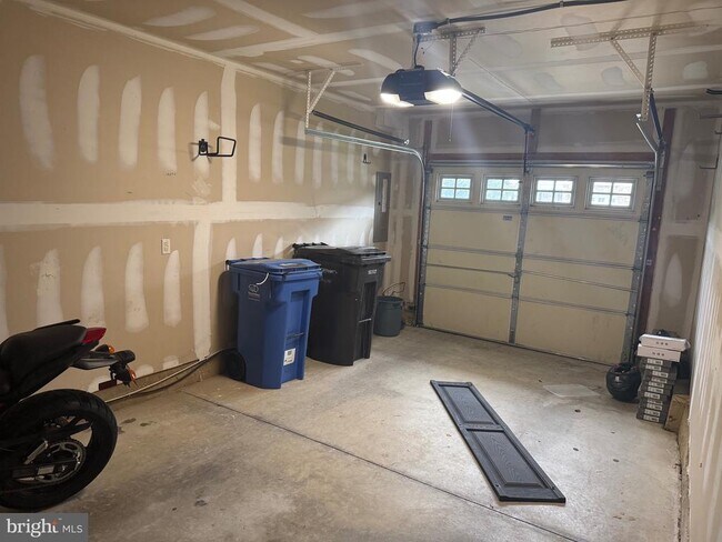 Building Photo - 121 Acorn Dr