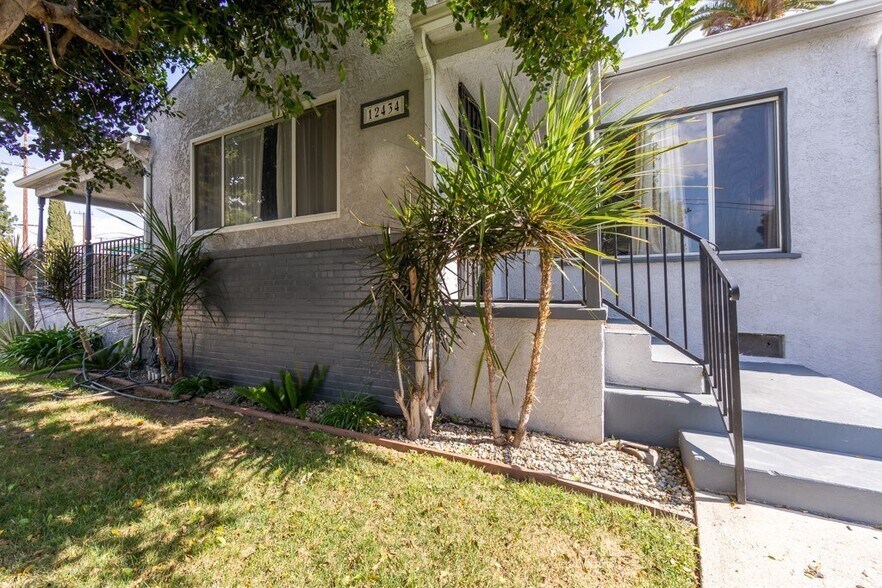 Building Photo - 12434 S Vermont Ave