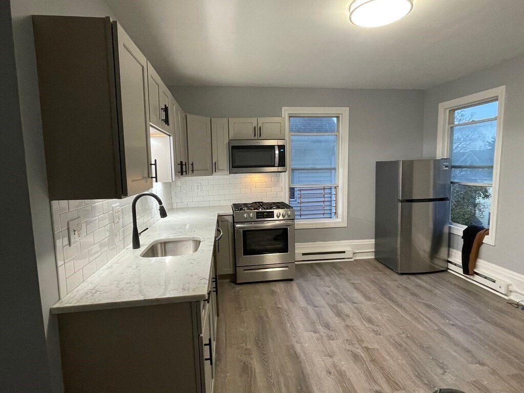 Building Photo - 72 Bloomingdale St