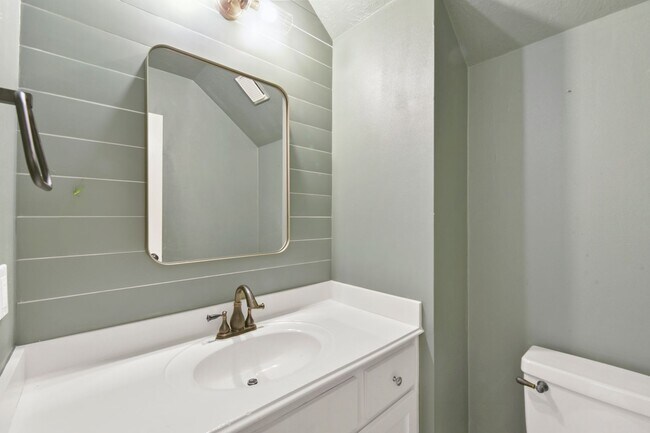 Building Photo - Charming 4-Bed in Clear Lake ISD – Move-In...