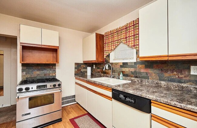 Building Photo - Downtown Bungalow