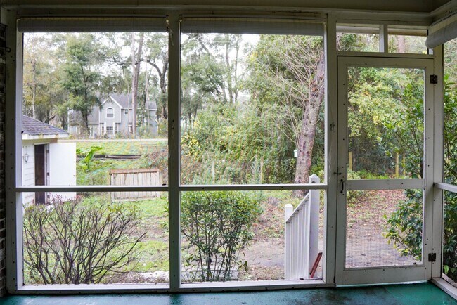 Building Photo - Two Bedroom Townhome!