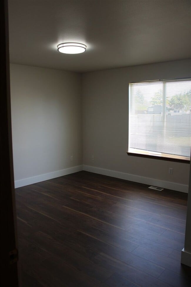 Building Photo - 3 Bedroom, 2 Bathroom House in Burlington!