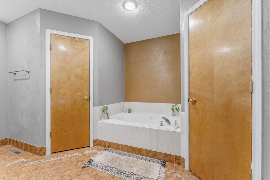 Master bath - 3668 W El Castile St