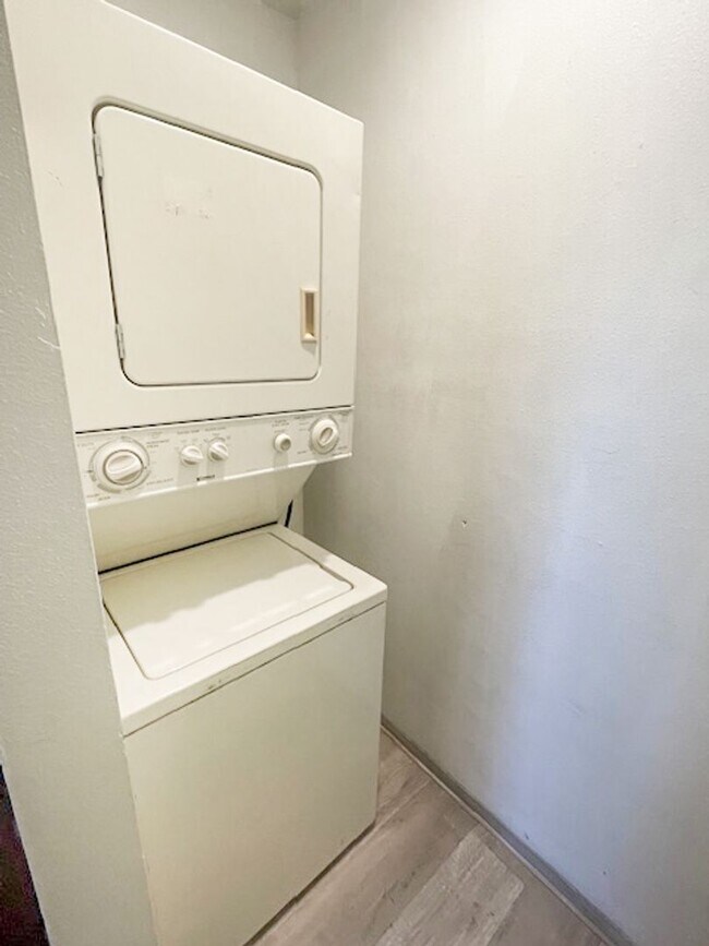 Building Photo - Charming 2 Bed, 1 Bath Duplex in the Heart of Cheney