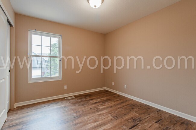 Building Photo - Available NOW! | 3 Bedroom / 2 Bathroom Home | Bennington