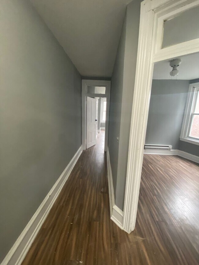 Building Photo - ? Available 11/1 – Renovated 4-Bedroom Hom...