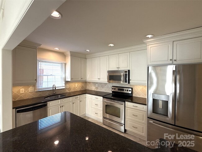 Building Photo - 1016 Queens Rd