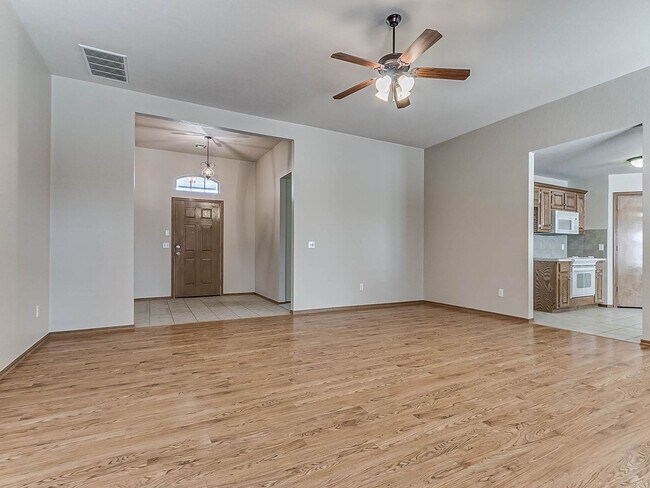 Building Photo - 4 Bed | 2 Bath | 2 Car Garage - Edmond Schools - North Hampton Addition