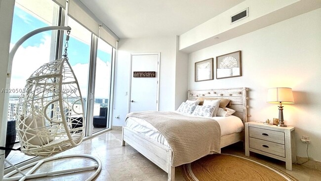 Building Photo - 15901 Collins Ave