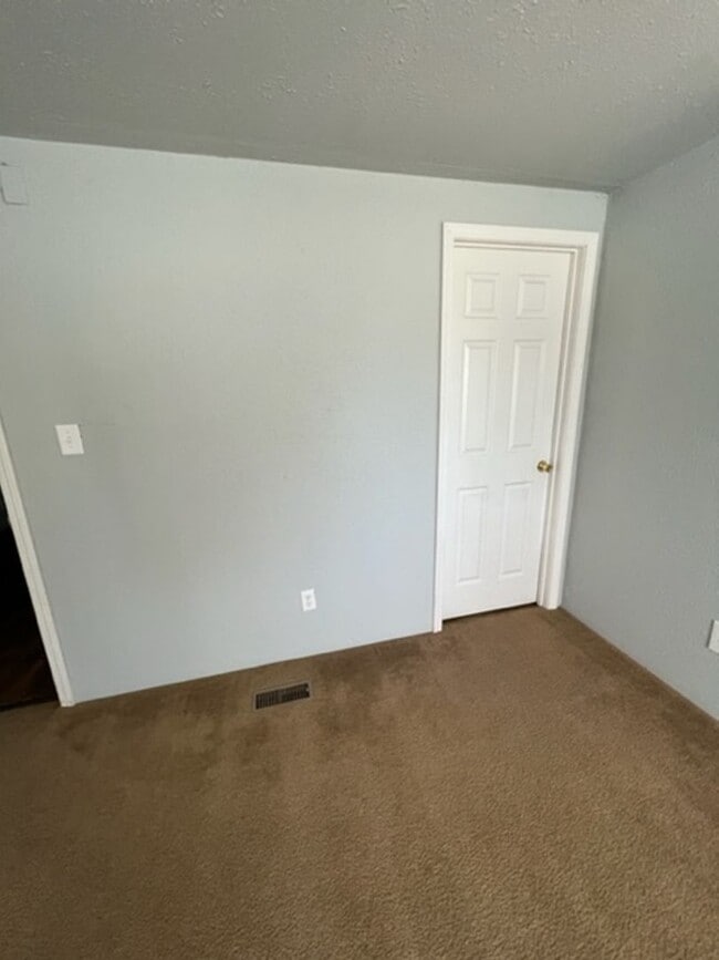 Building Photo - Large 3 Bedroom 2 Bath with Fenced Yard