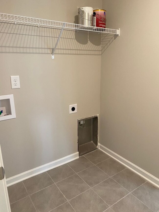 Building Photo - 3 BD 2.5 BA | 2 Car Garage | End Unit Townhome