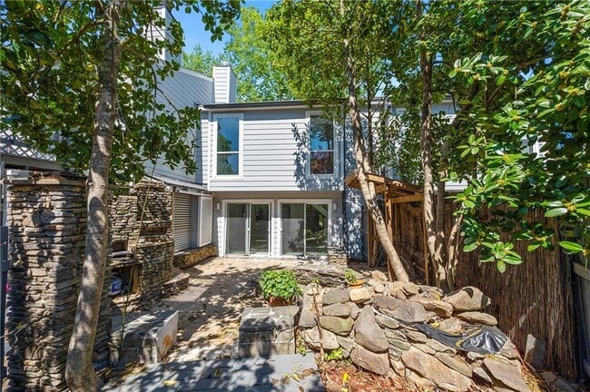 Building Photo - 1009 Riverbend Club Dr SE