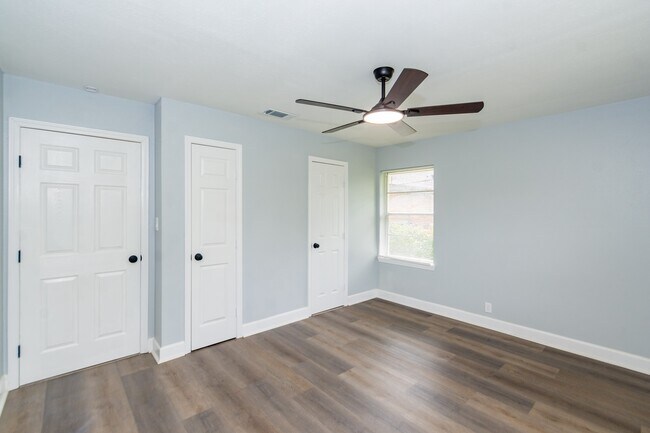 Building Photo - 5429 De Lange Ln
