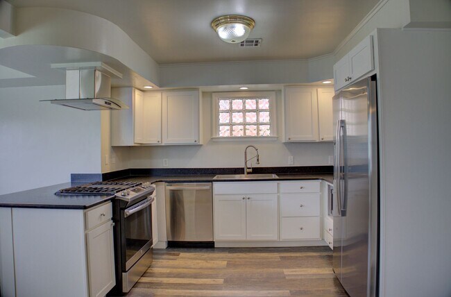 Building Photo - Well Maintained Midtown Home