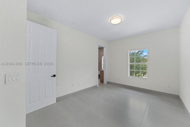 Building Photo - 3040 SW 44th St