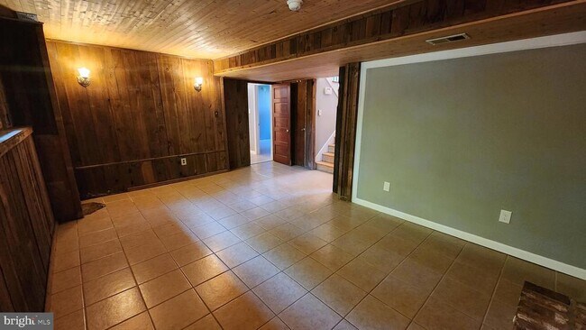 Building Photo - 318 Oakwood Ave