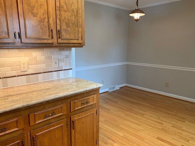 Building Photo - Spacious 4 Bed | 3 Bath Split Level Home i...