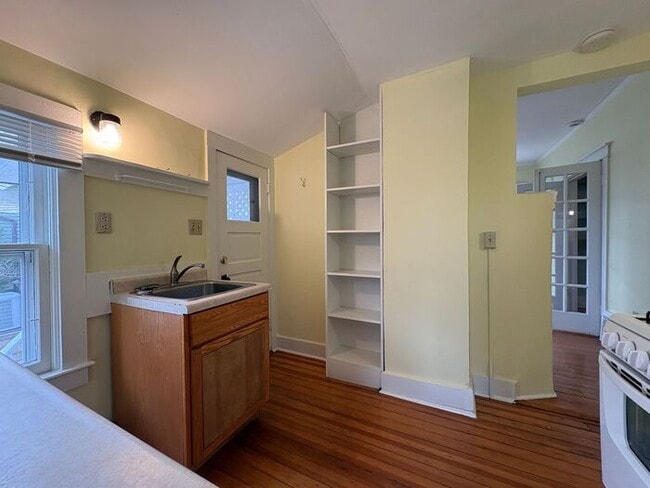 Building Photo - $850| 1 Bedroom, 1 Bathroom Front of Building Apartment | No Pets | Available for an Immediate Mo...