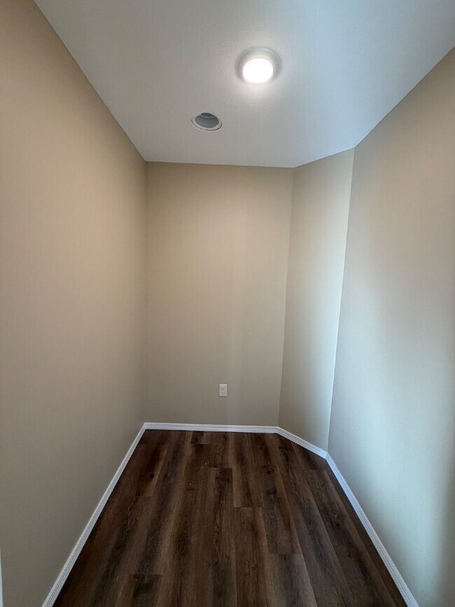 Building Photo - 4BR Duplex - Modern Energy Efficiency!!!