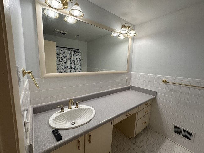 Building Photo - Move in Incentive!