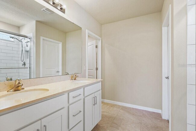 Building Photo - 910 Golden Shiner Ave