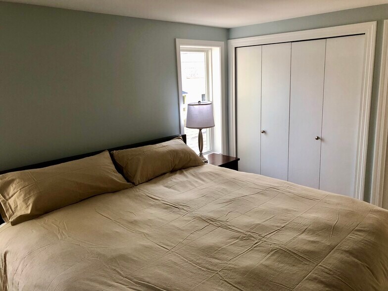 King Bed - 3 14th St