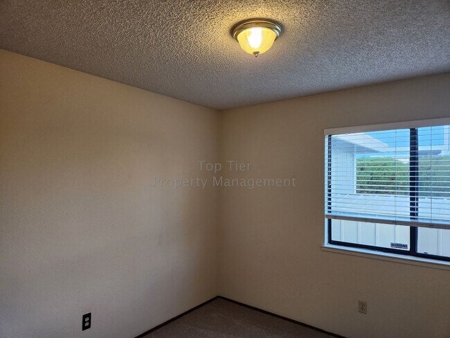 Building Photo - Spacious 4 Bed/2 Bath /1,970 square foot h...