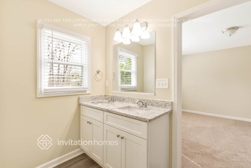 Building Photo - 3332 Bonneville Dr