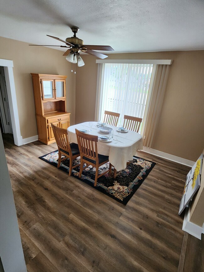 Building Photo - 810 4th Ave NW