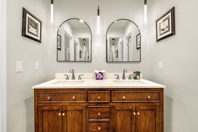 Building Photo - Fully Furnished Executive Townhome in Kiss...