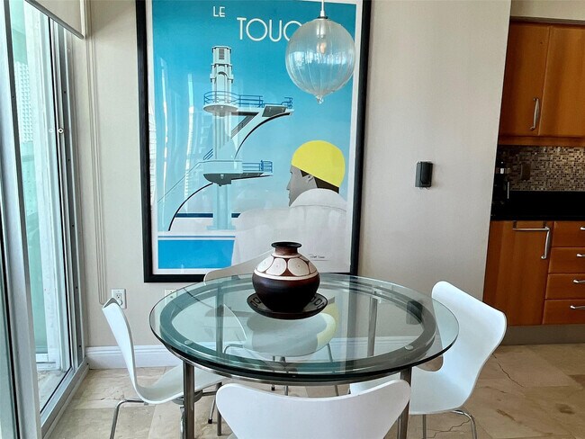 Building Photo - 16500 Collins Ave