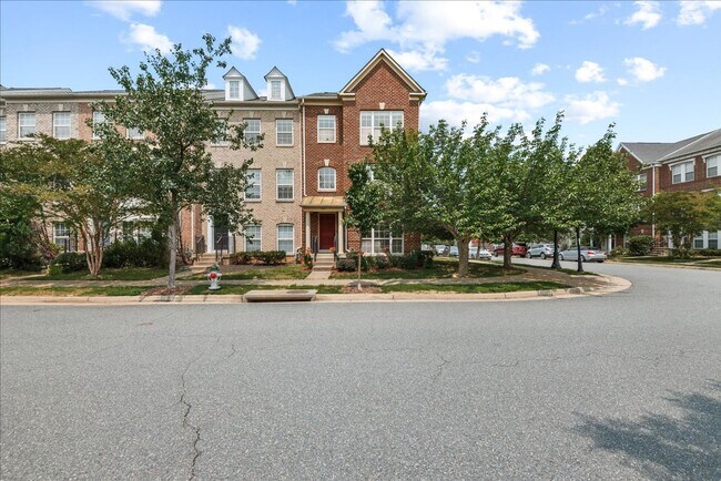 Building Photo - Modern Comfort Meets Convenience, Close to...