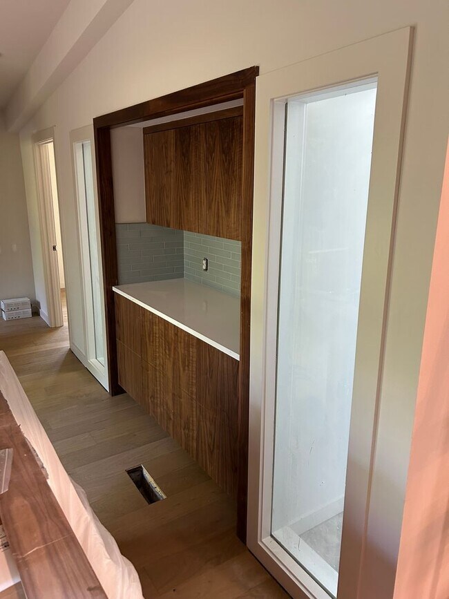 Building Photo - UNFURNISHED Beautiful Large Home Available...