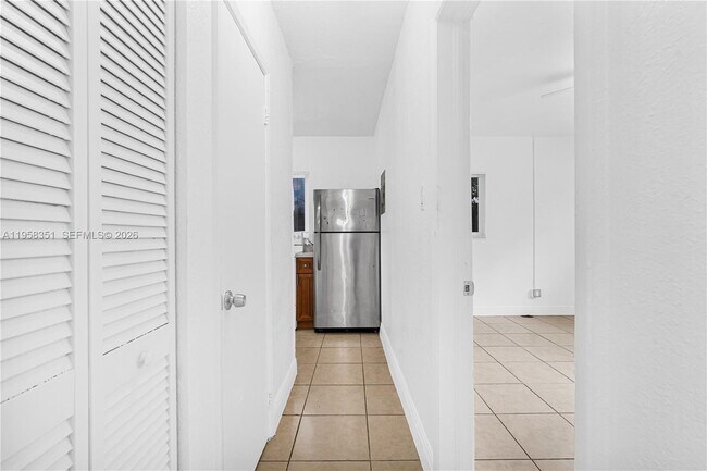 Building Photo - 1960 SW 41st Ave