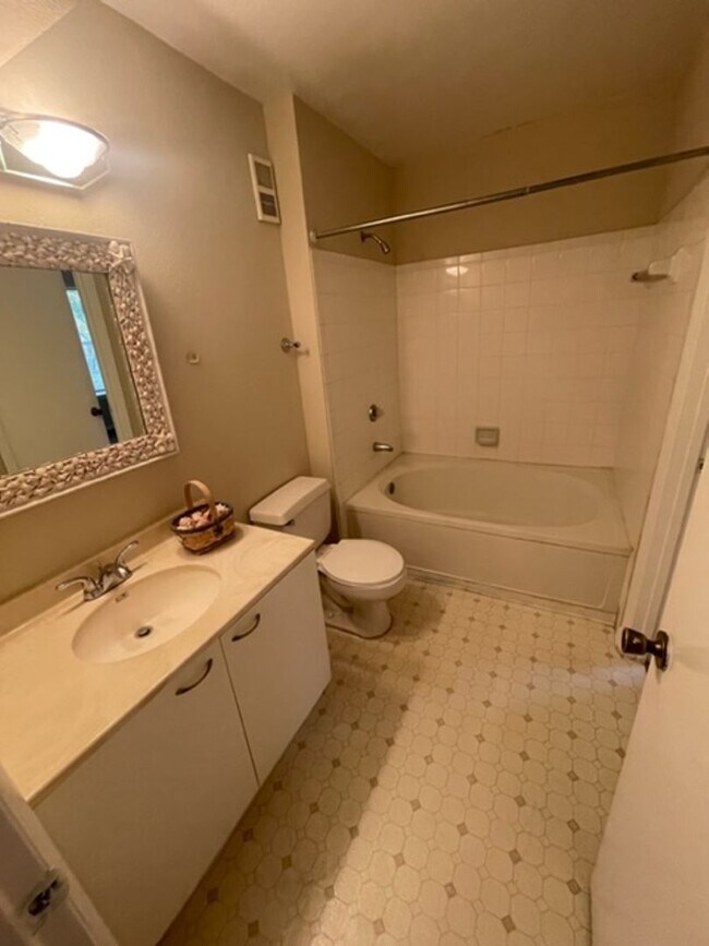 Building Photo - Palm Lakes Condo