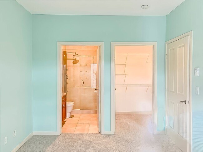 Building Photo - Penthouse condo in the ideal location in t...