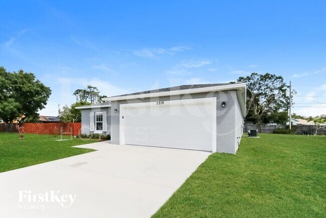 Building Photo - 2219 SW Haycraft Cir