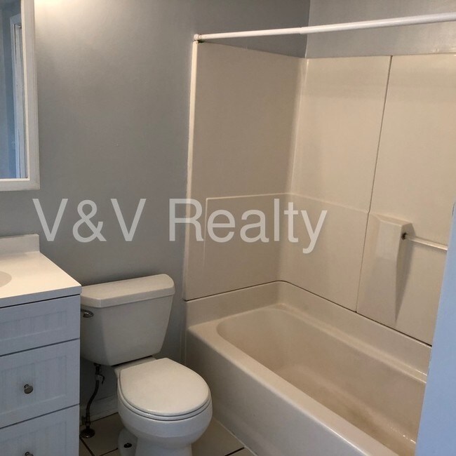 Building Photo - 600 CYPRESS ST (2 BEDROOM)