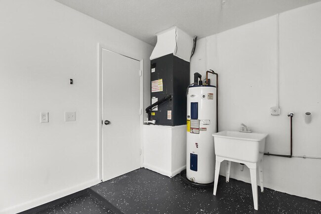 Building Photo - 313 NW Dorchester St