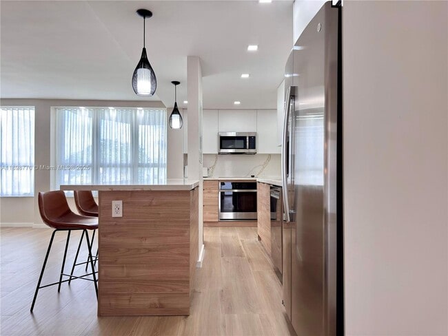 Primary Photo - 10230 Collins Ave