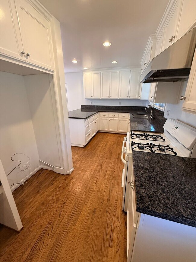 Building Photo - Adorable 2-bedroom home available for rent in Lakewood Mutuals!