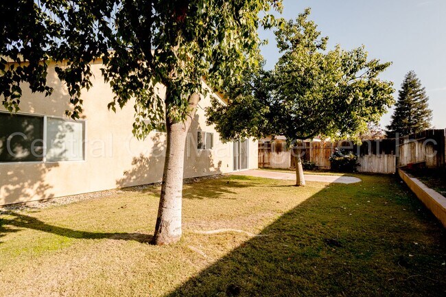 Building Photo - 3 Bedroom/2 Bath Home with an office in th...