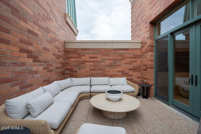 Building Photo - 50 W Palm Ln